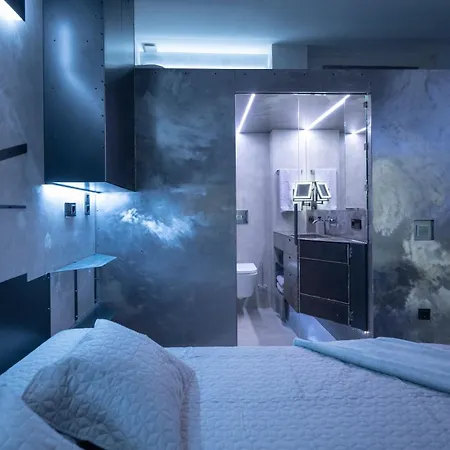 Iron House - Penthouse With Bathtub In Golden Mile & Roman Bridge Apartment *