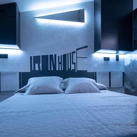 Apartment Iron House - Penthouse With Bathtub In Golden Mile & Roman Bridge Marbella