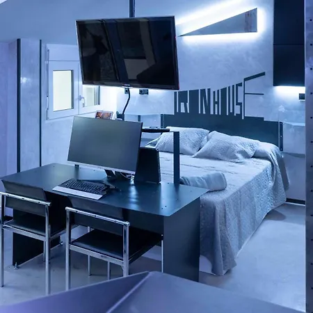 Iron House - Penthouse With Bathtub In Golden Mile & Roman Bridge