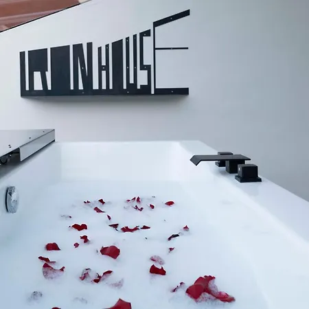 Apartment Iron House - Penthouse With Bathtub In Golden Mile & Roman Bridge *