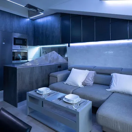 Iron House - Penthouse With Bathtub In Golden Mile & Roman Bridge Apartment