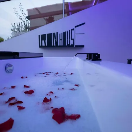 Iron House - Penthouse With Bathtub In Golden Mile & Roman Bridge