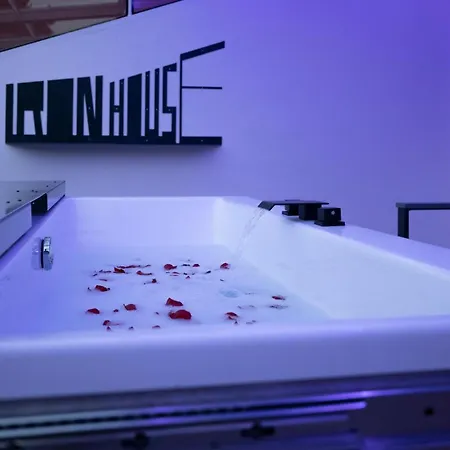 Appartement Iron House - Penthouse With Bathtub In Golden Mile & Roman Bridge *