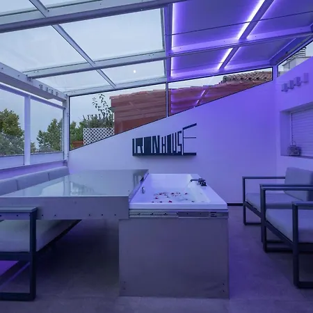 Iron House - Penthouse With Bathtub In Golden Mile & Roman Bridge Appartement *